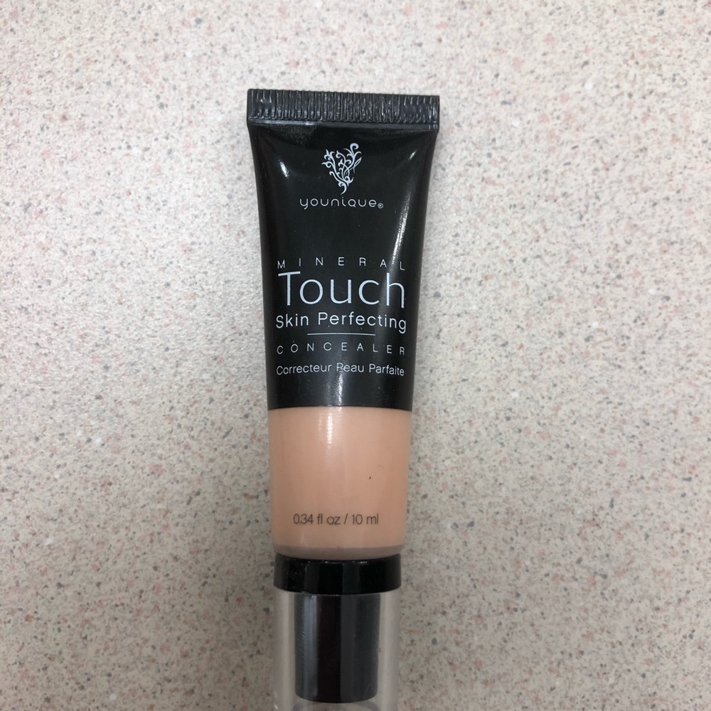 Younique Scarlet concealer